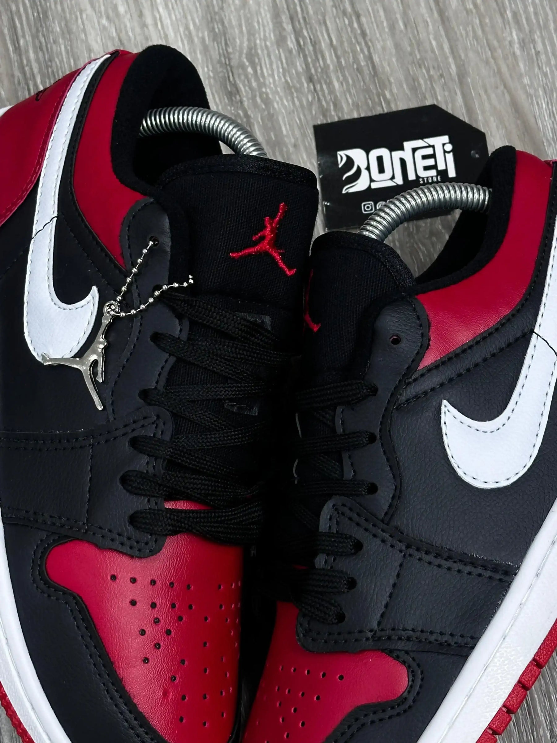 TÊNIS NK JORDAN 1 - PRETO E VERMELHO