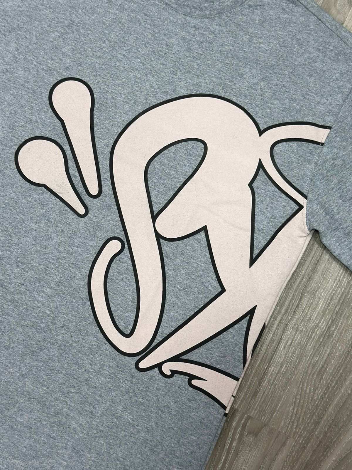 CAMISETA SYNA WORLD LOGO - CINZA SALMON