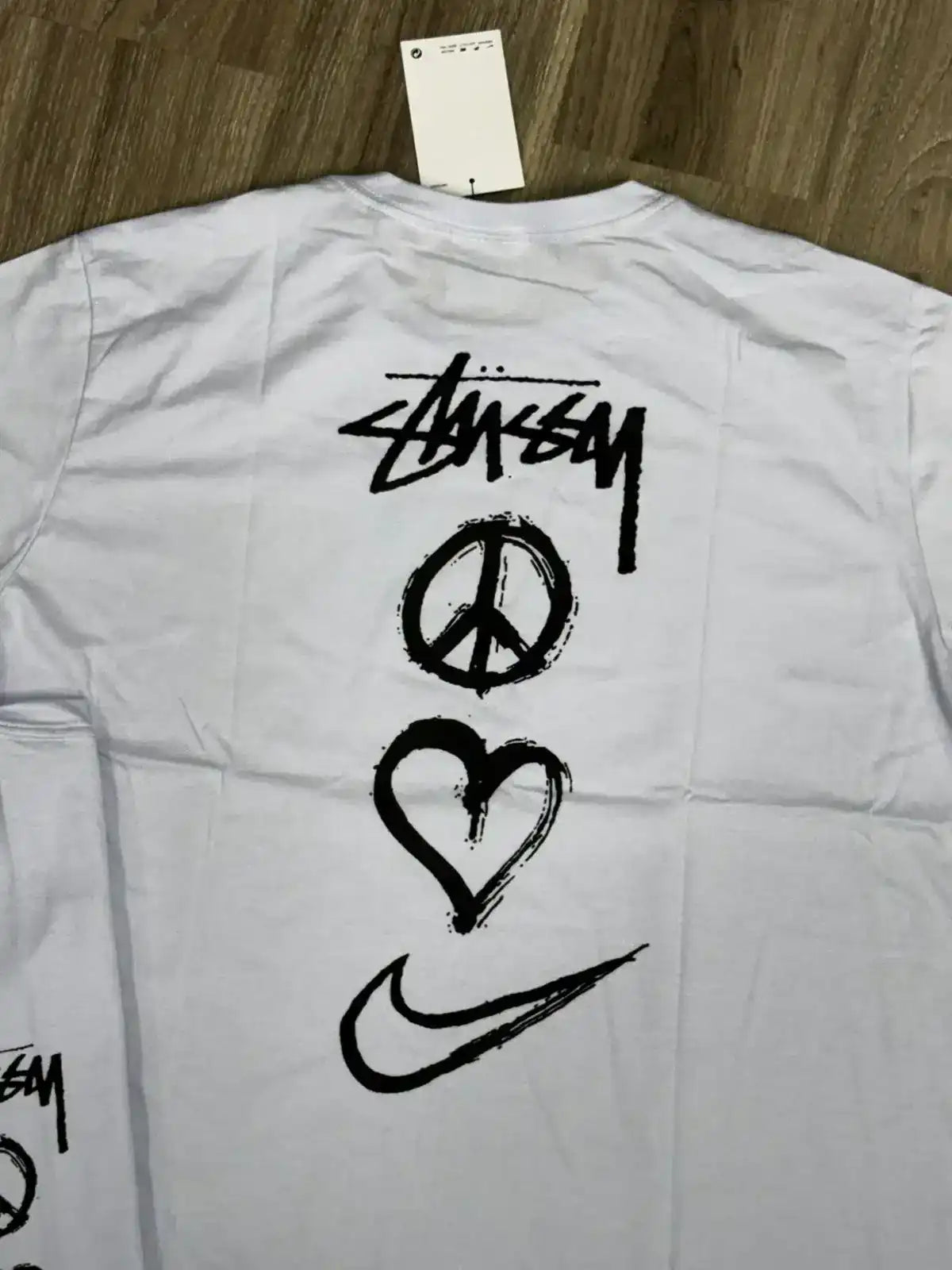 CAMISETA NK X STUSSY PEACE - BRANCA