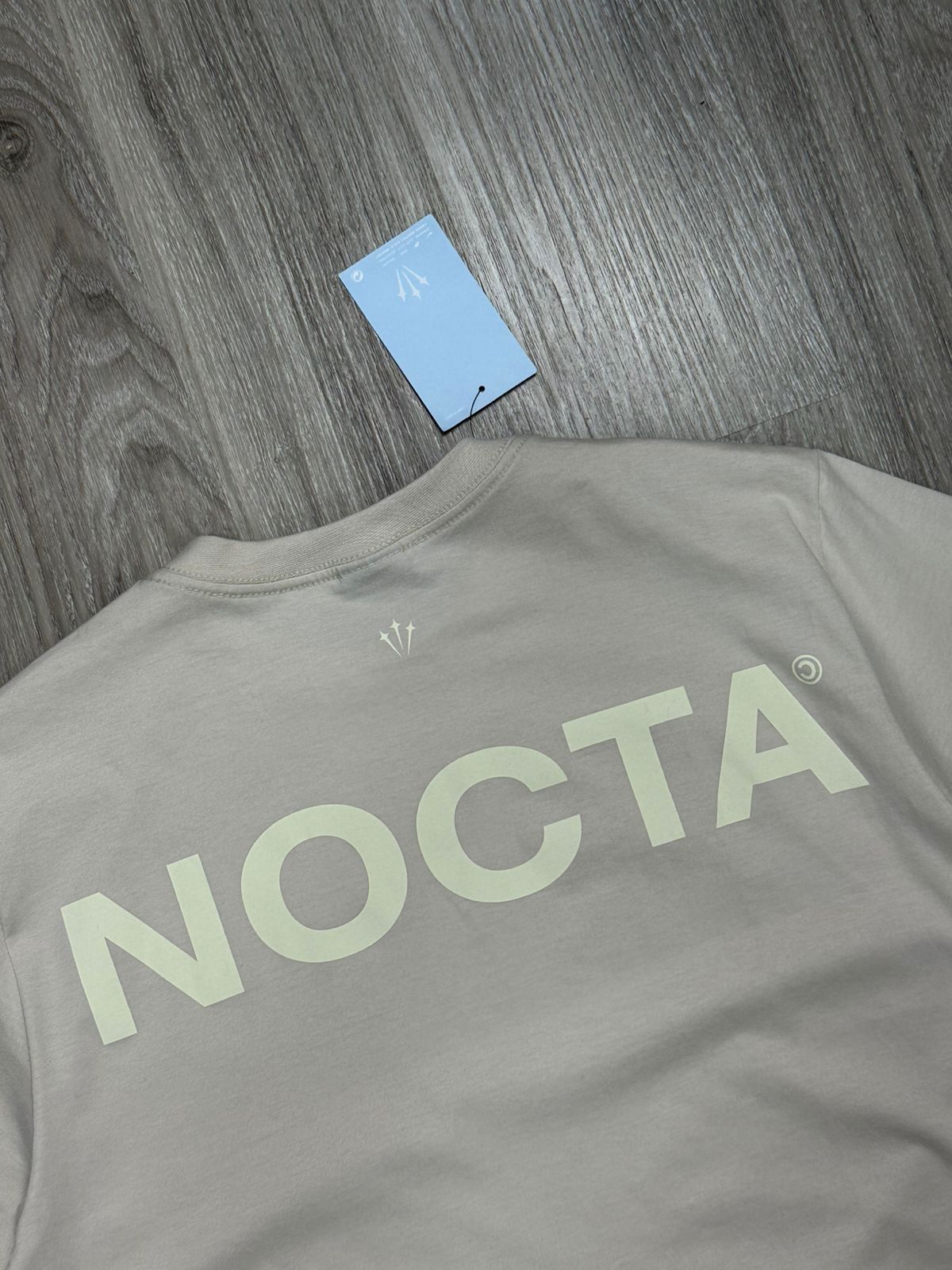 CAMISETA NK NOCTA ALWAYS - BEGE