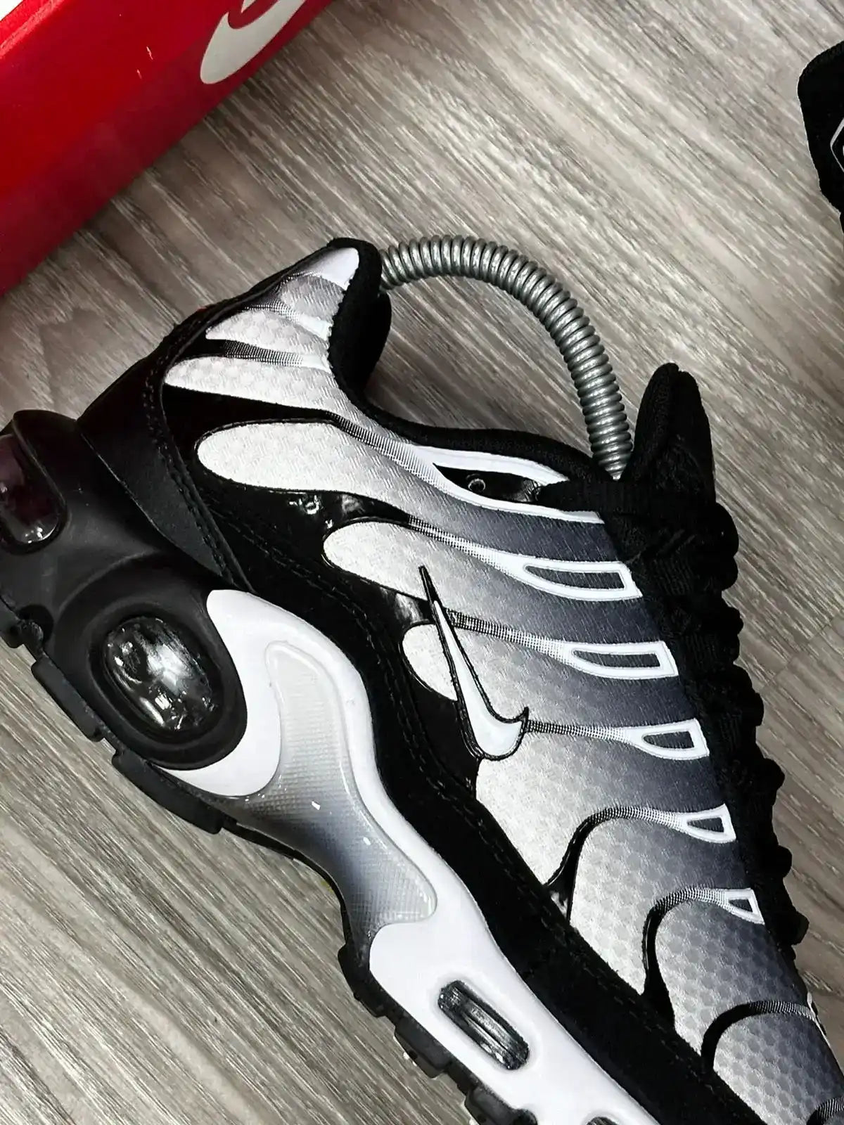 TÊNIS NK AIR MAX PLUS TN - METALLIC SILVER