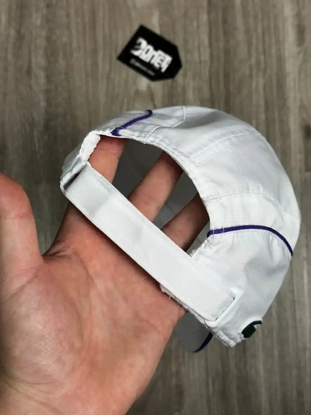 BONÉ LCST TENNIS - BRANCO LISTRA ROXA