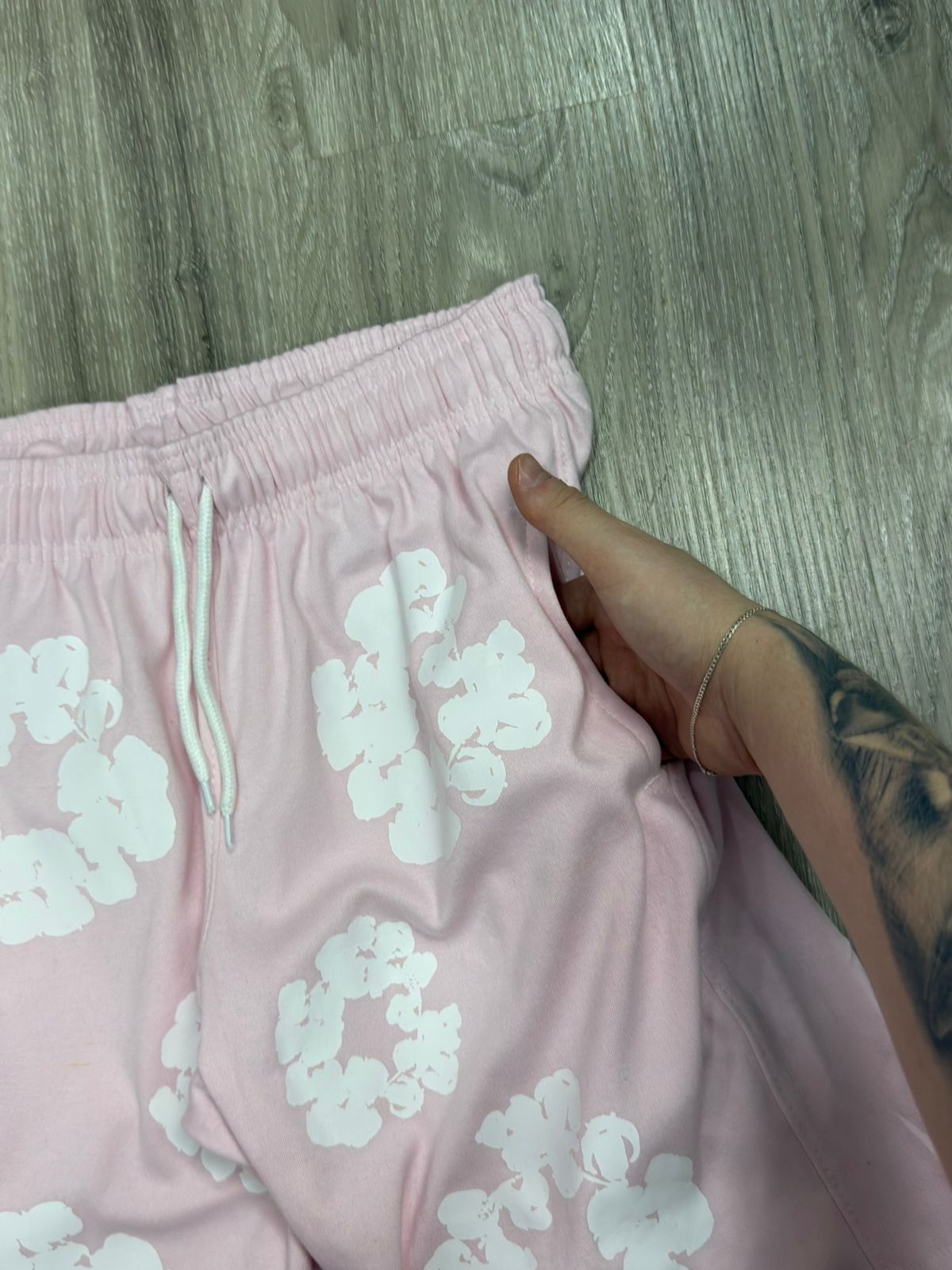 SHORTS MOLETOM DENIM TEARS - ROSA