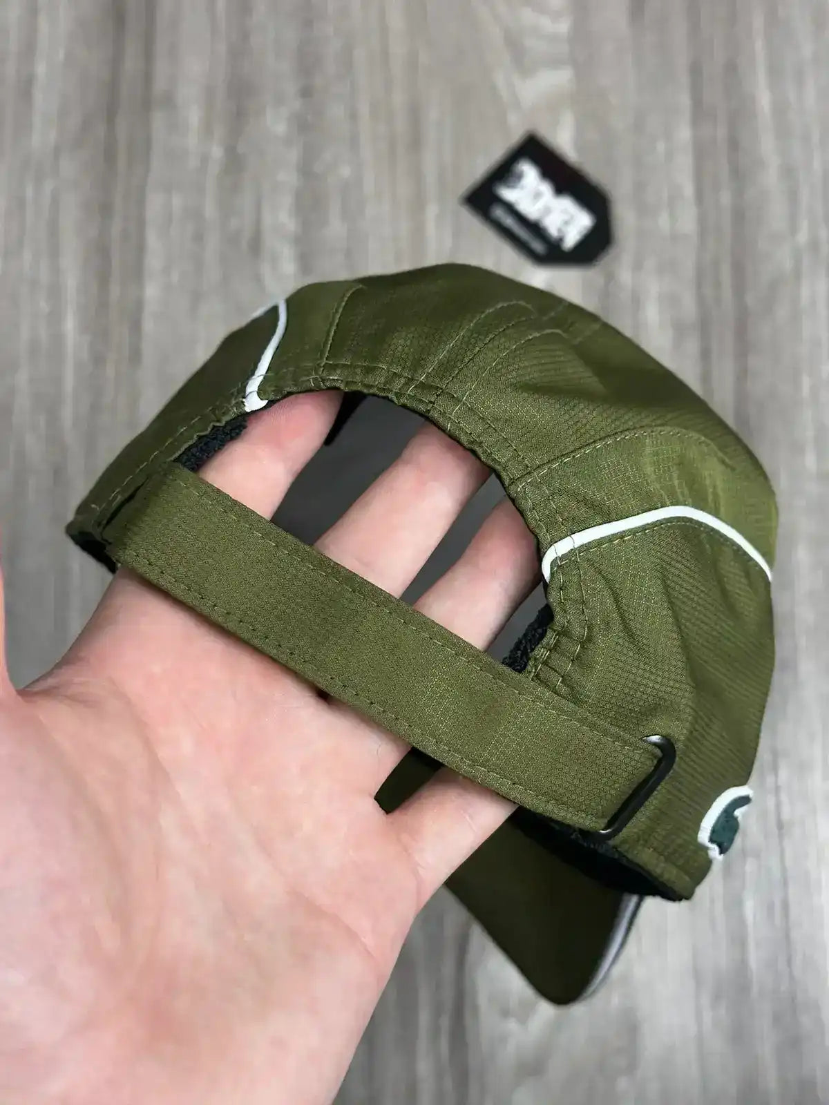 BONÉ LCST TENNIS - VERDE LISTRA BRANCA