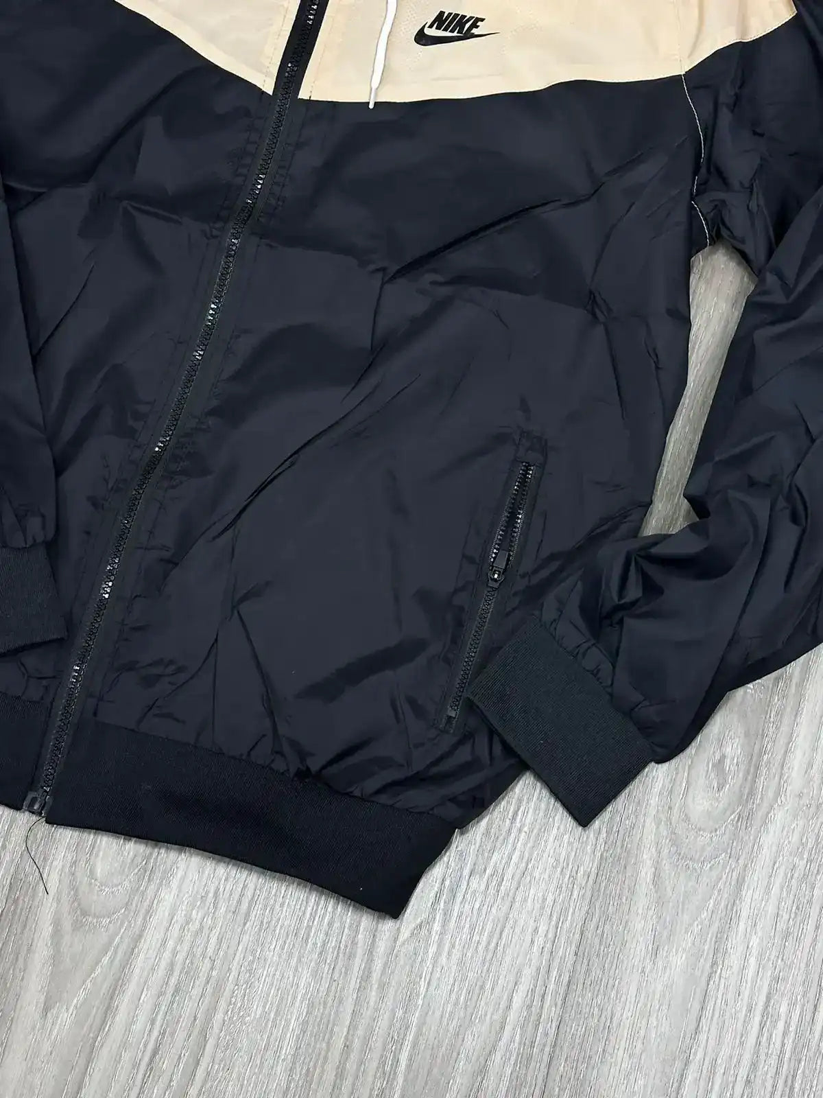 CORTA VENTO NK WINDRUNNER - PRETO E SALMON