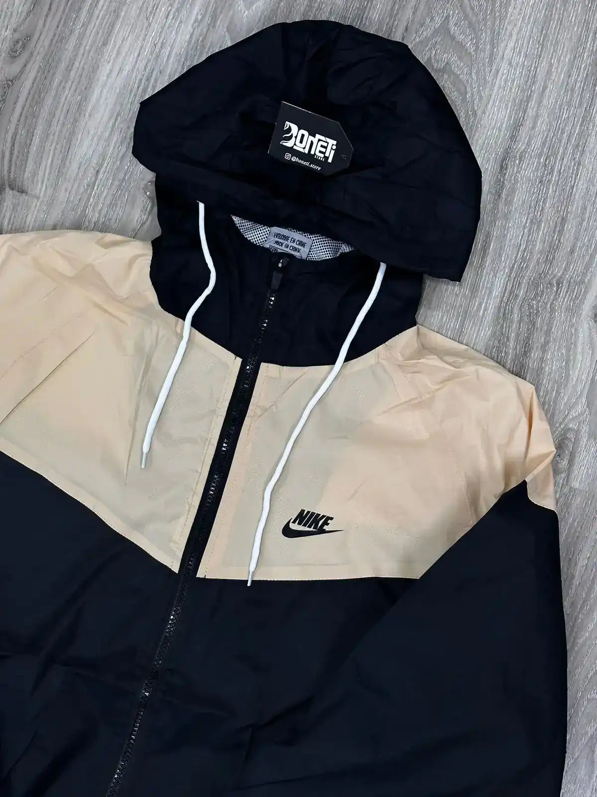 CORTA VENTO NK WINDRUNNER - PRETO E SALMON