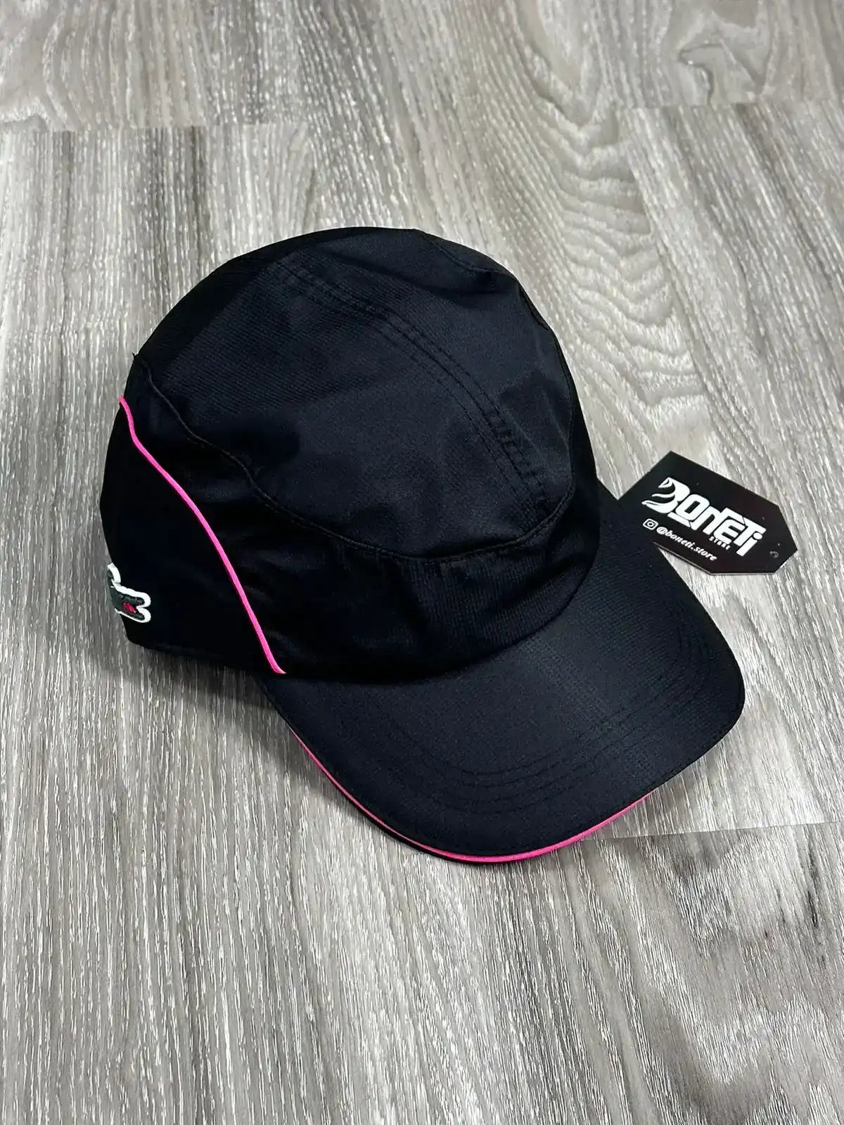 BONÉ LCST TENNIS - PRETO LISTRA ROSA