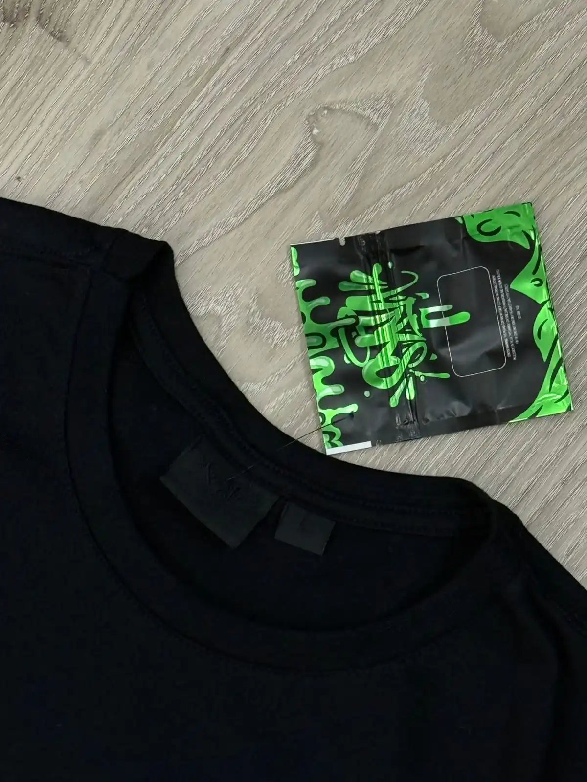 CAMISETA SYNA WORLD LOGO - BLACK NEON