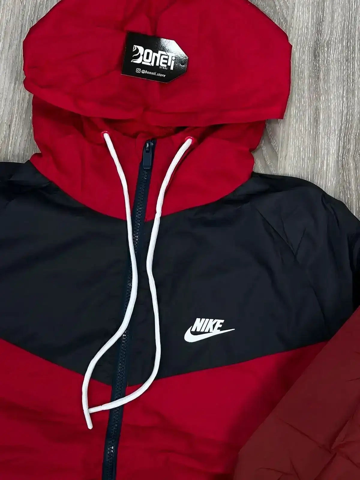 CORTA VENTO NK WINDRUNNER - VERMELHO E PRETO