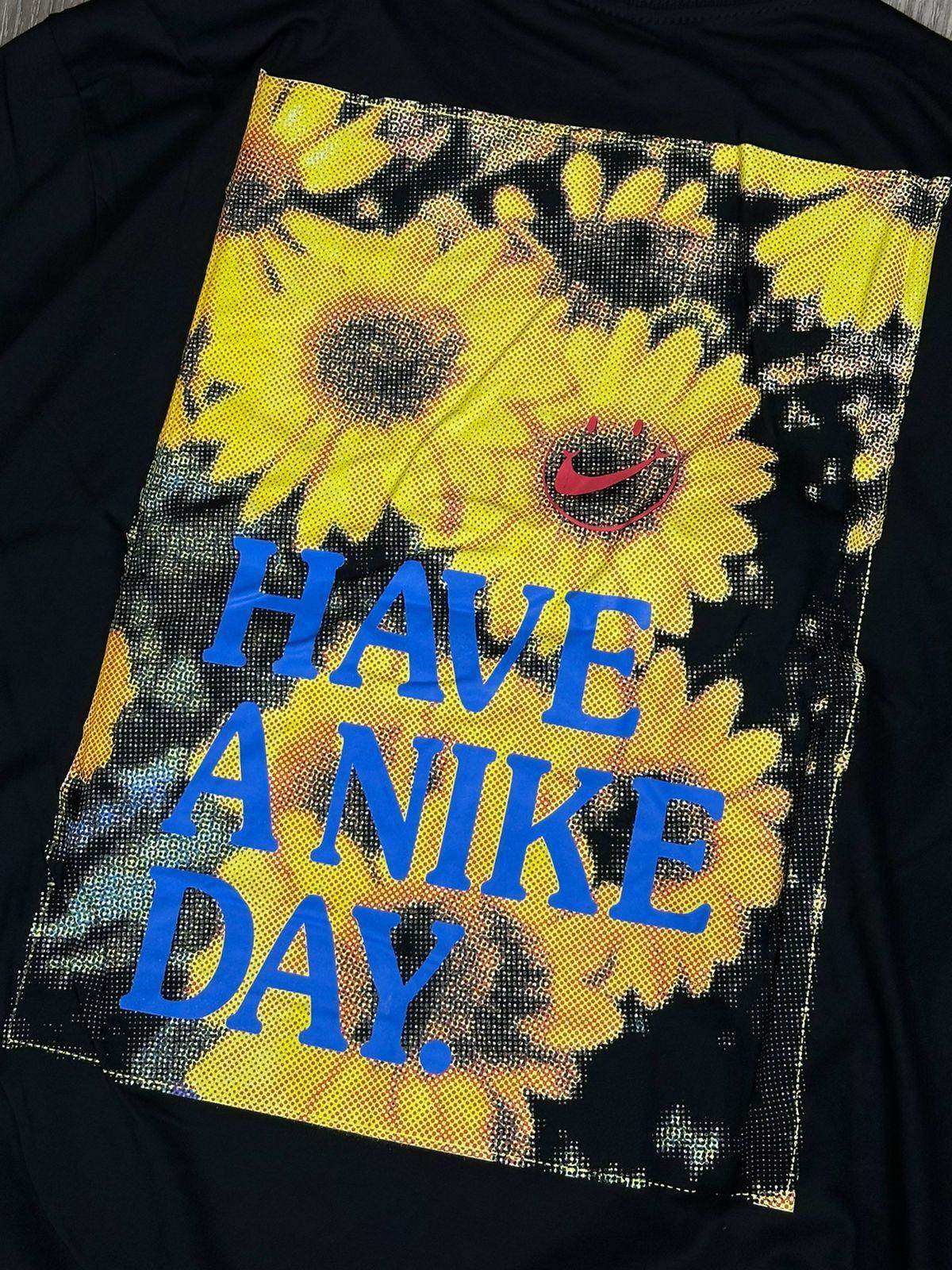 CAMISETA NK DAY FLOWERS - PRETO