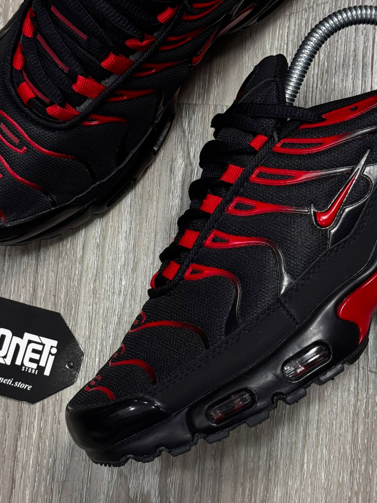 TÊNIS NK AIR MAX PLUS TN - BRED