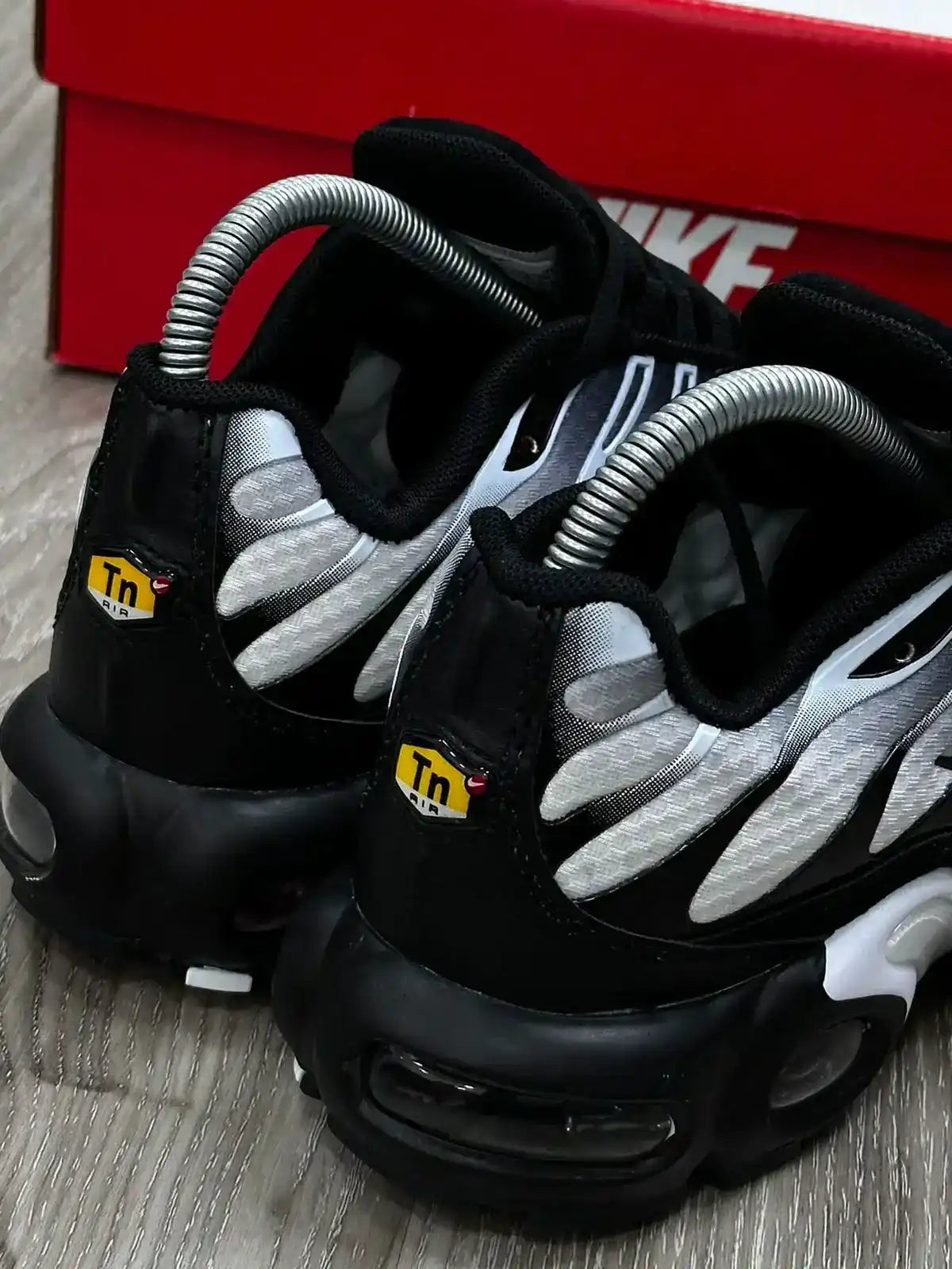TÊNIS NK AIR MAX PLUS TN - METALLIC SILVER