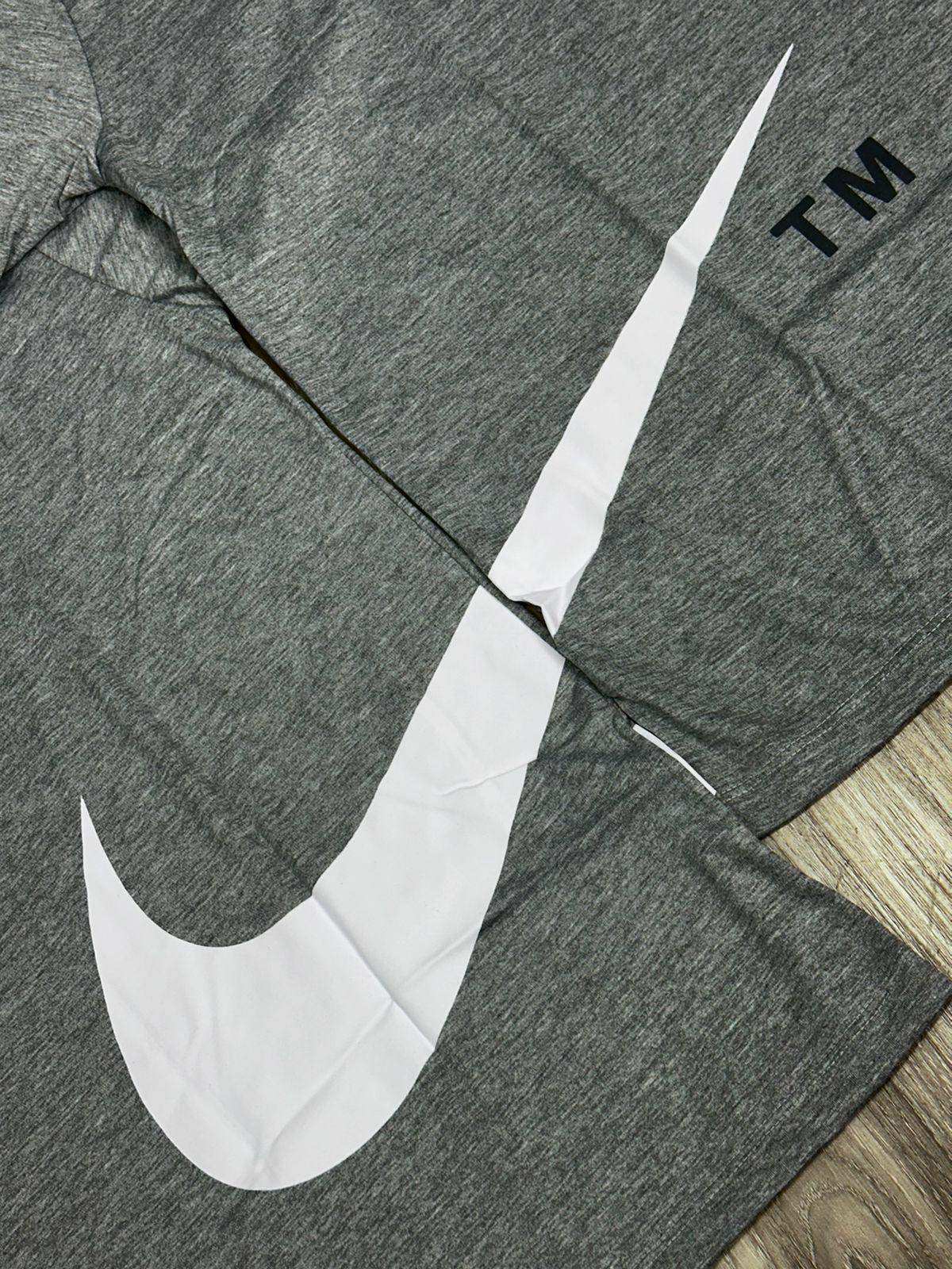 CAMISETA NK BIG SWOOSH TM - CINZA
