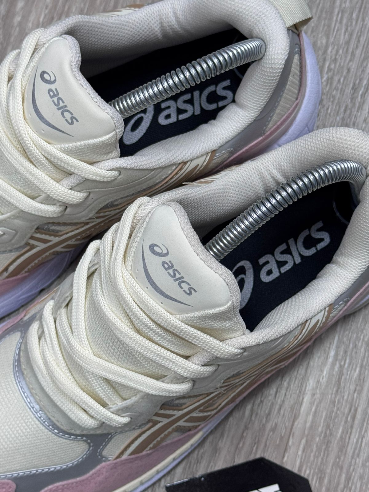 TÊNIS ASICS GEL NYC - BEGE E ROSA