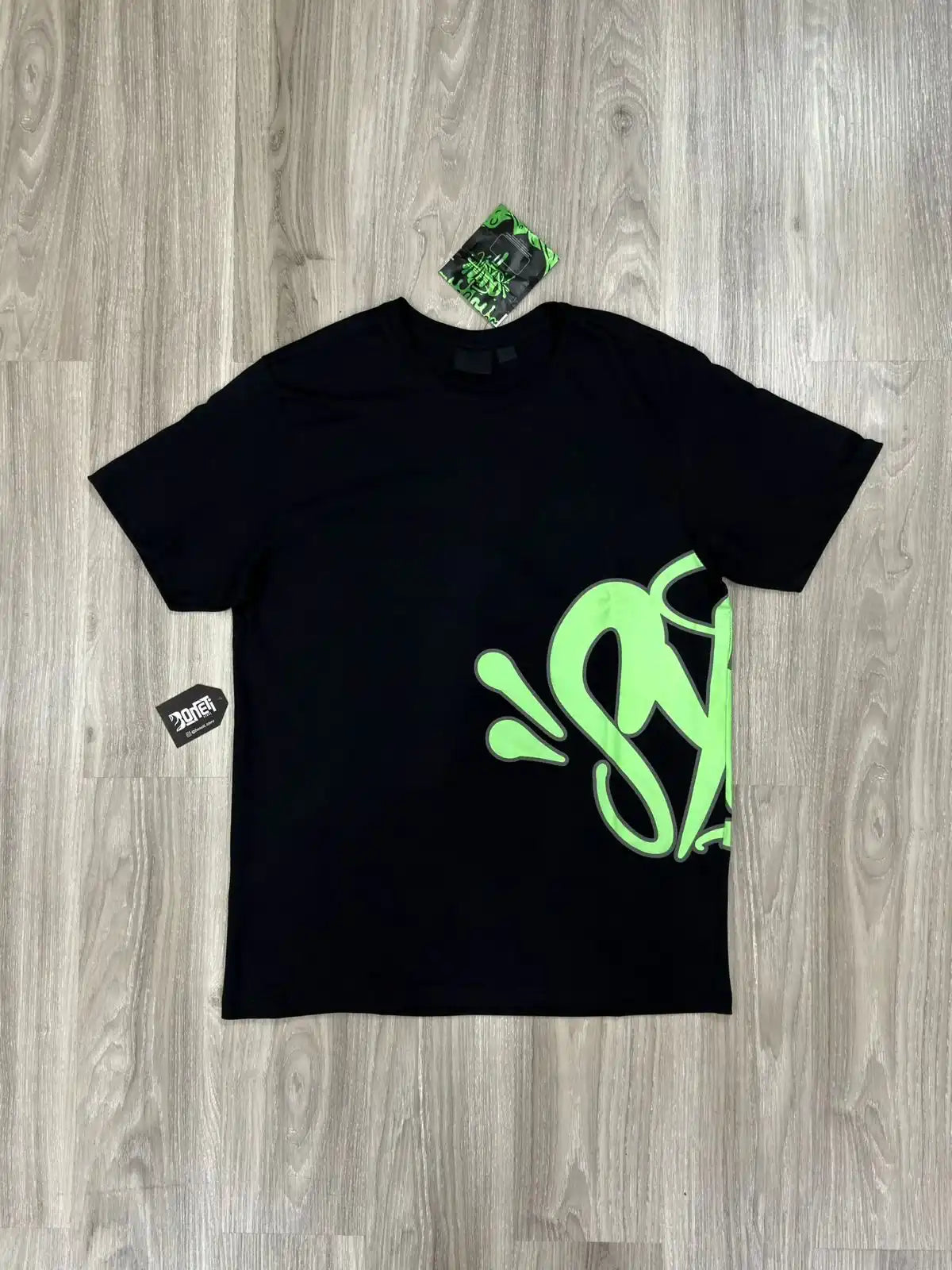 CAMISETA SYNA WORLD LOGO - BLACK NEON
