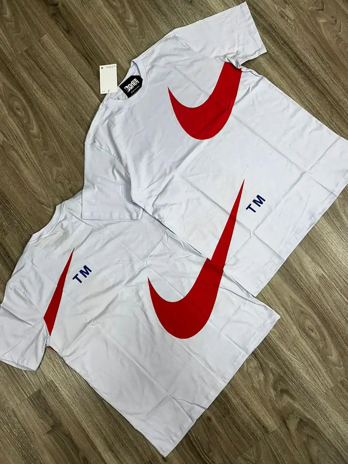 CAMISETA NK BIG SWOOSH TM - BRANCO E VERMELHO