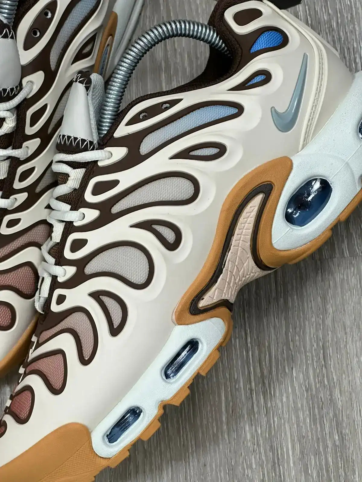 TÊNIS NK AIR MAX PLUS TN - DRIFT CACAO