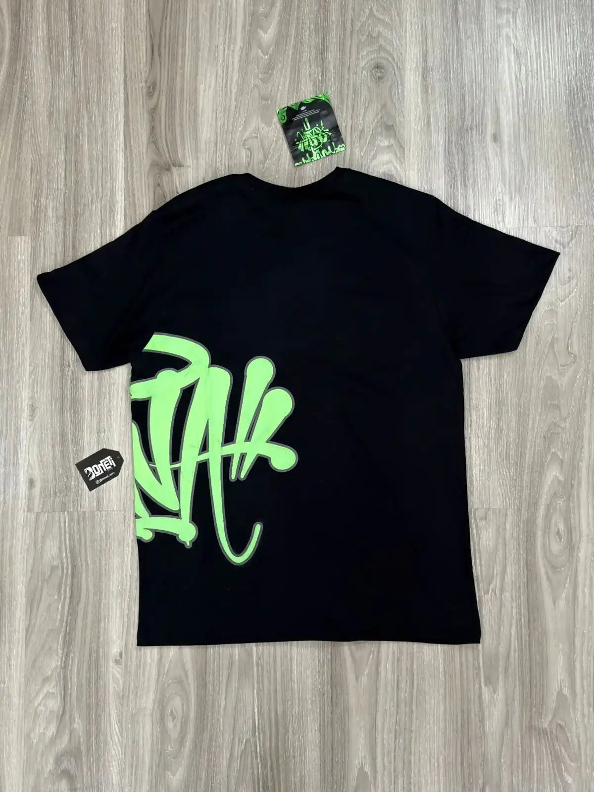 CAMISETA SYNA WORLD LOGO - BLACK NEON