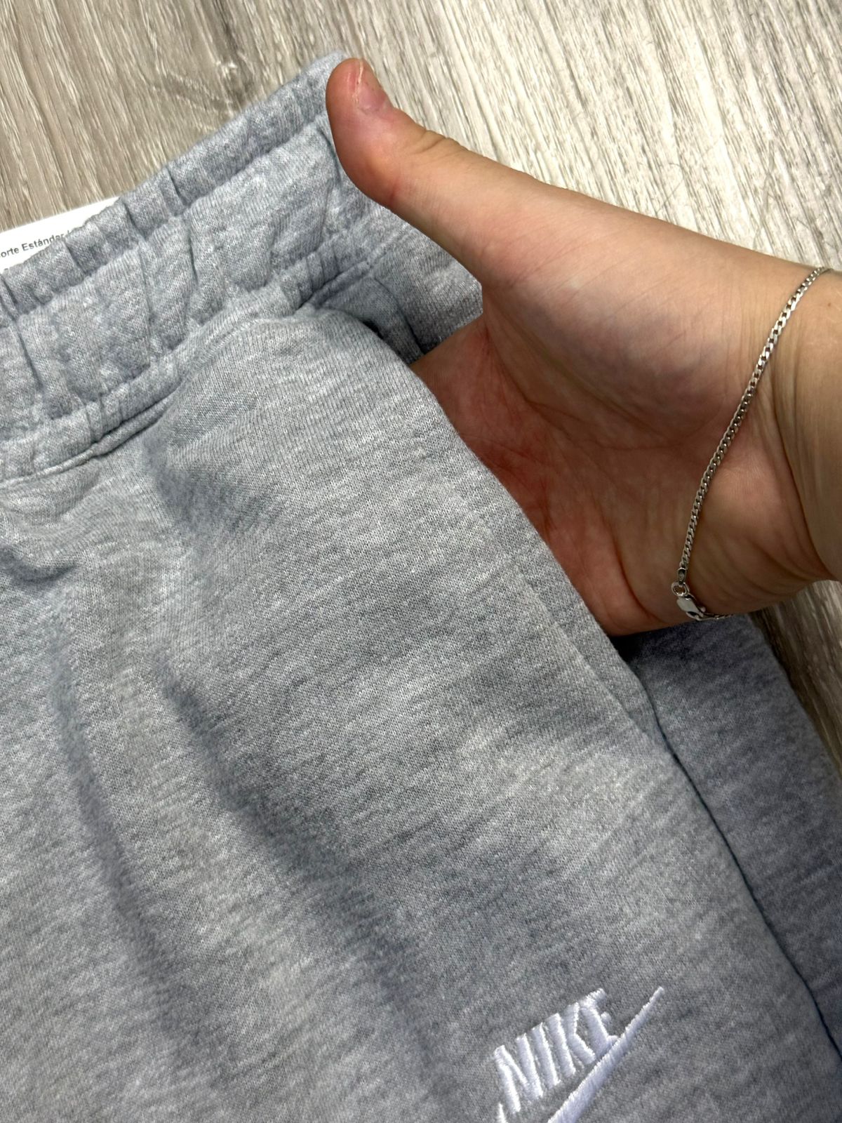 SHORTS MOLETOM NK SPORTSWEAR CLUB - CINZA