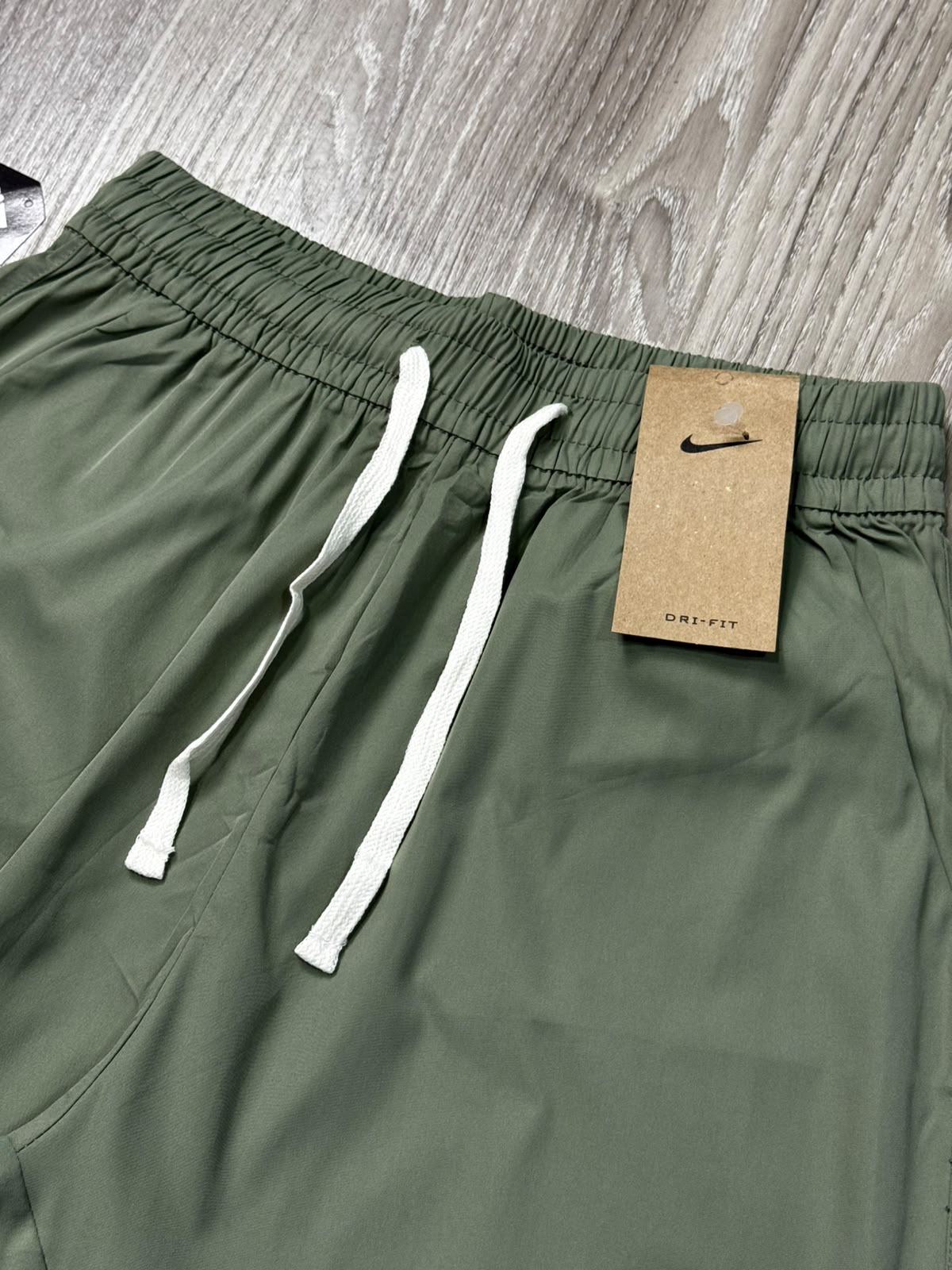 SHORTS TACTEL NK CLUB BORDADO - VERDE MILITAR