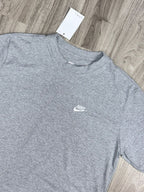 CAMISETA NK SPORTSWEAR CLUB - CINZA