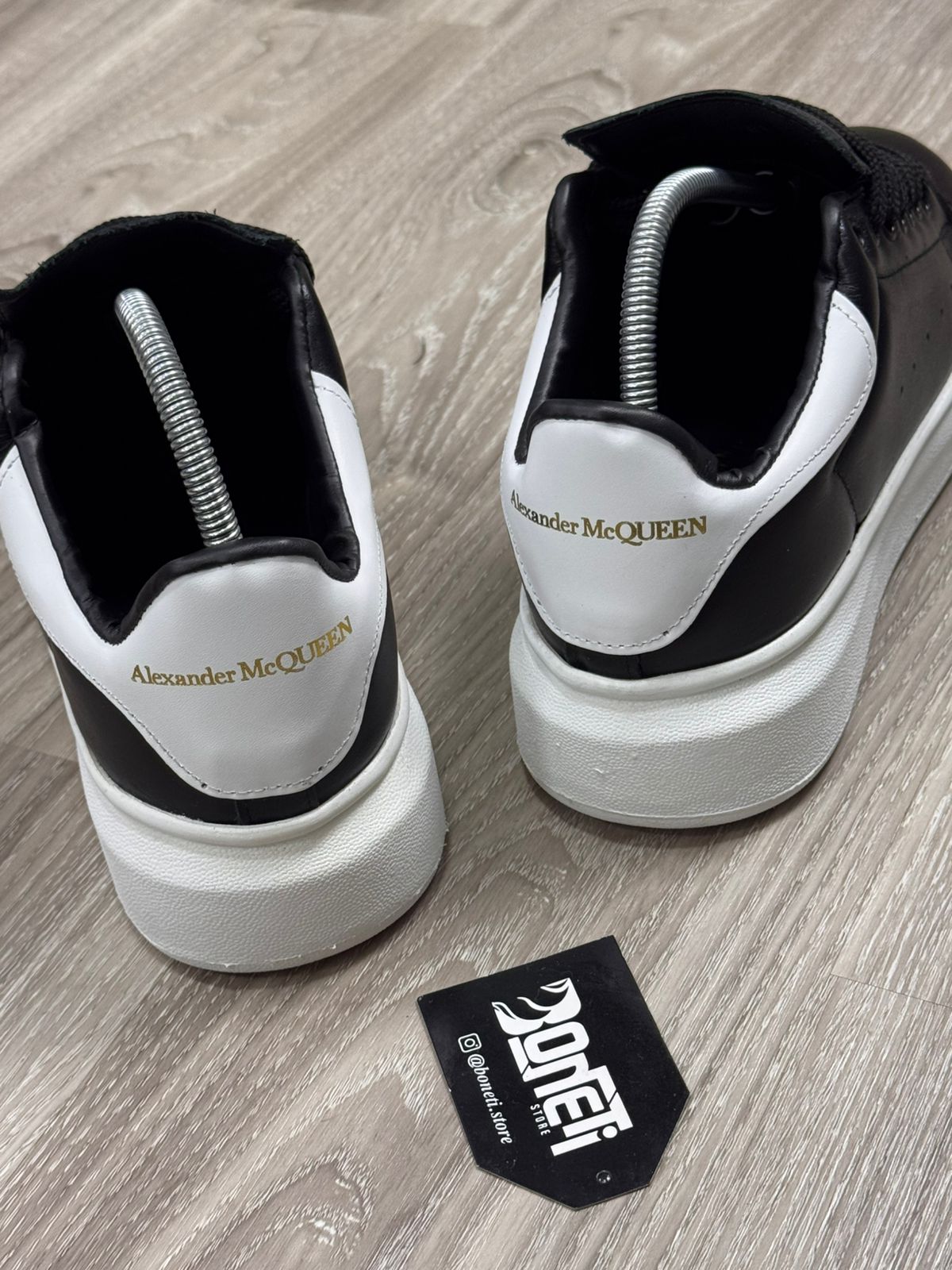 TÊNIS MCQUEEN COURO - PRETO E BRANCO