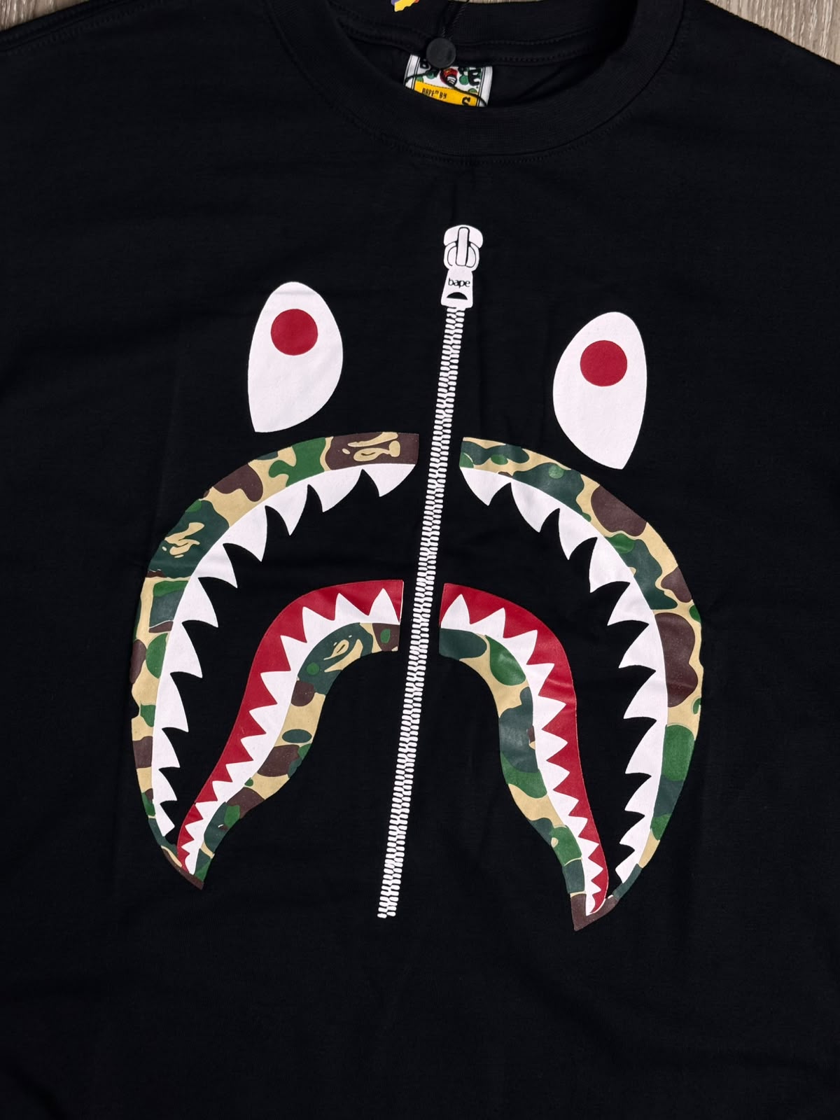 CAMISETA BAPE SHARK MULTI COLOR - PRETA