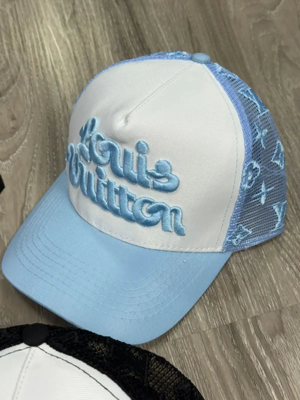 BONÉ LV X TYLER TRUCKER