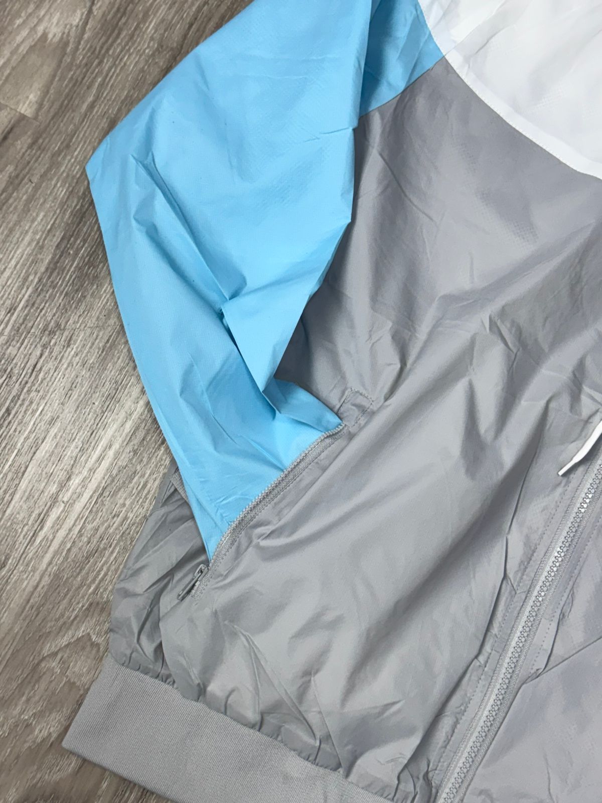 CORTA VENTO NK WINDRUNNER - AZUL E CINZA