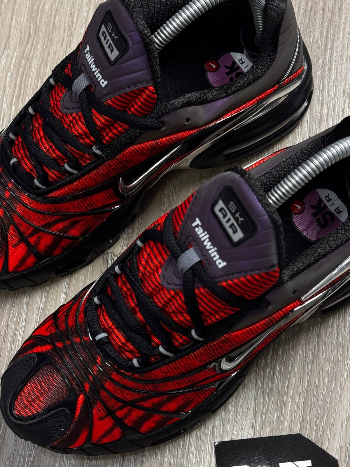 TÊNIS NK AIR MAX TAILWIND X SKEPTA - VERMELHO