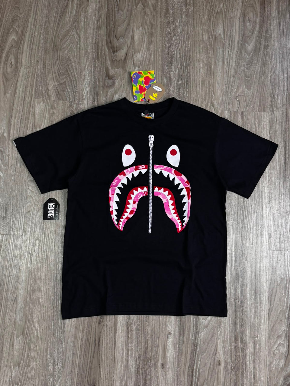 CAMISETA BAPE CAMO SHARK PINK - PRETA