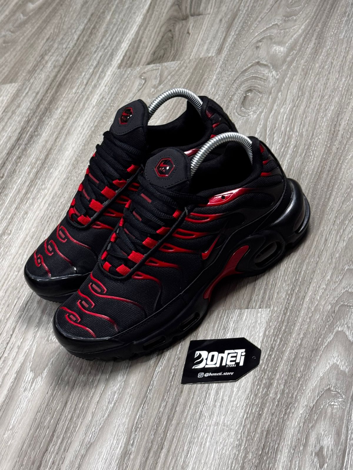 TÊNIS NK AIR MAX PLUS TN - BRED