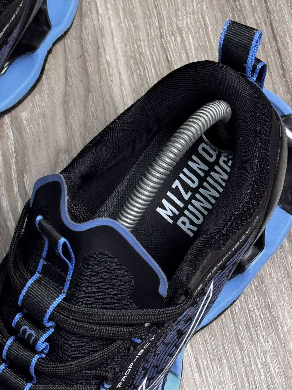 TÊNIS MZN WAVE PROPHECY 13 - PRETO E AZUL