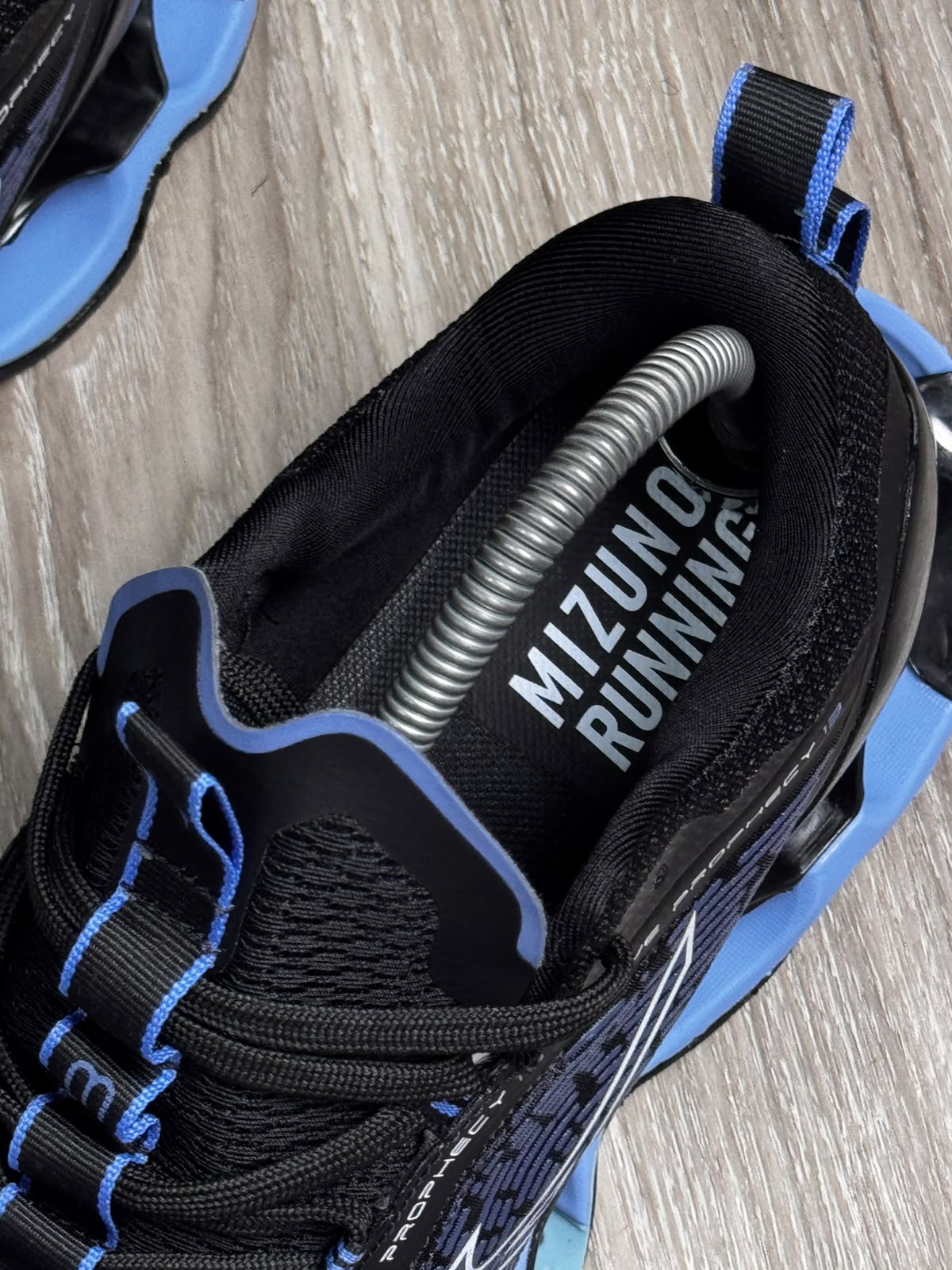 TÊNIS MZN WAVE PROPHECY 13 - PRETO E AZUL