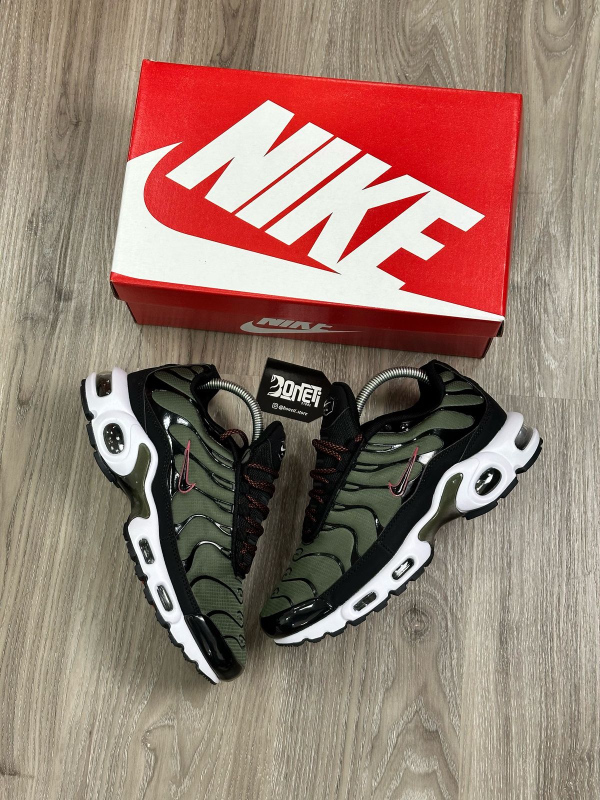 TÊNIS NK AIR MAX PLUS TN - BLACK OLIVE