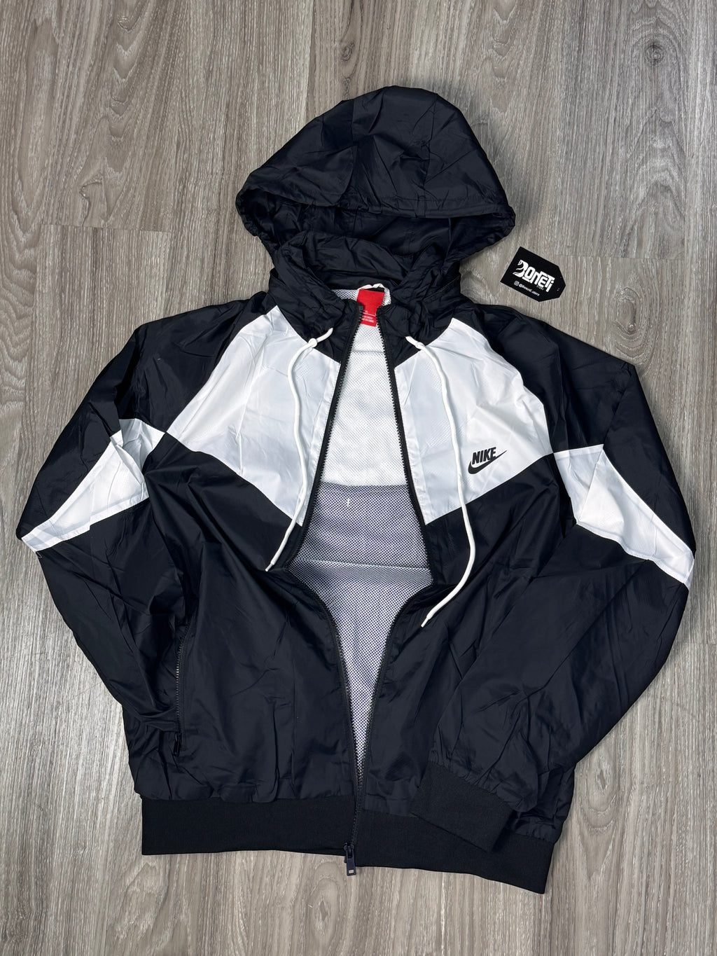CORTA VENTO NK WINDRUNNER - PRETO/BRANCO