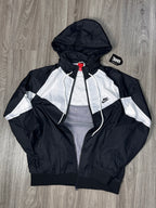CORTA VENTO NK WINDRUNNER - PRETO/BRANCO