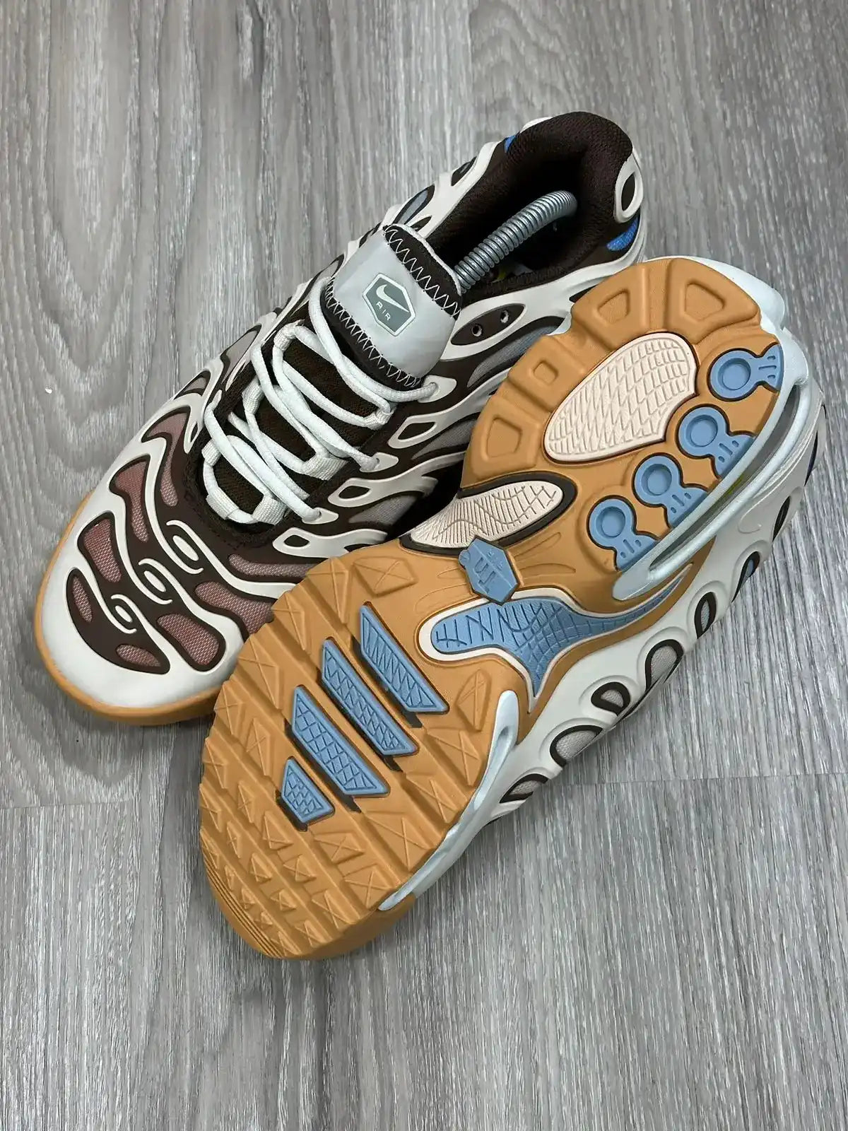 TÊNIS NK AIR MAX PLUS TN - DRIFT CACAO