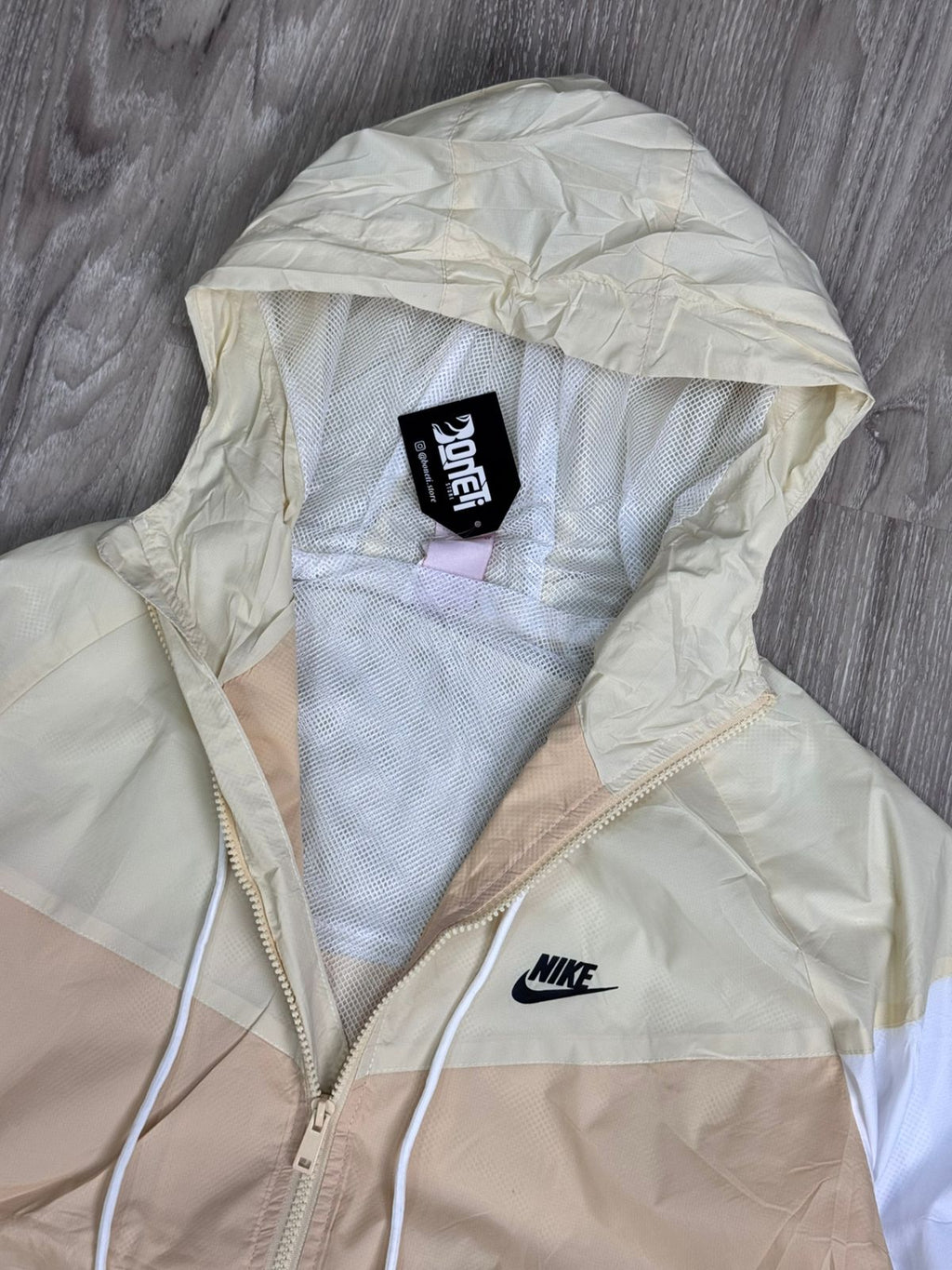 CORTA VENTO NK WINDRUNNER - SALMON E BRANCO