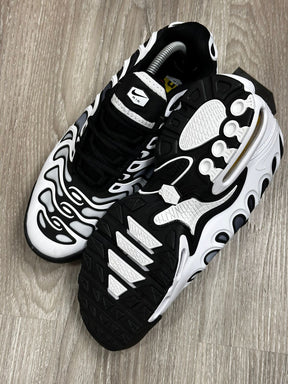 TÊNIS NK AIR MAX PLUS TN - DRIFT BLACK WHITE