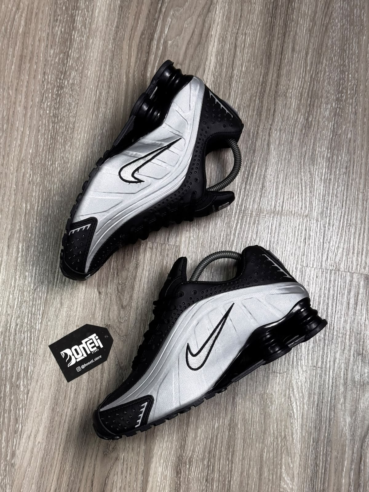 TÊNIS NK SHOX R4 - BLACK METALLIC