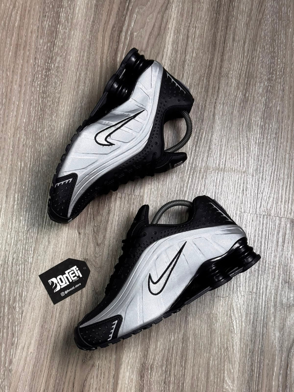 TÊNIS NK SHOX R4 - BLACK METALLIC