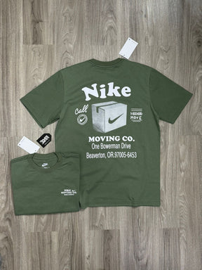 CAMISETA NK MOVING CO - VERDE MUSGO