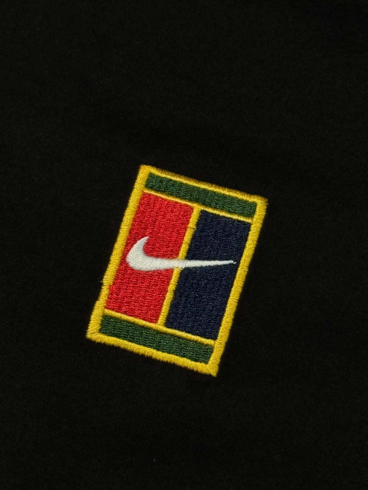 CAMISETA NK COURT HERITAGE - PRETA