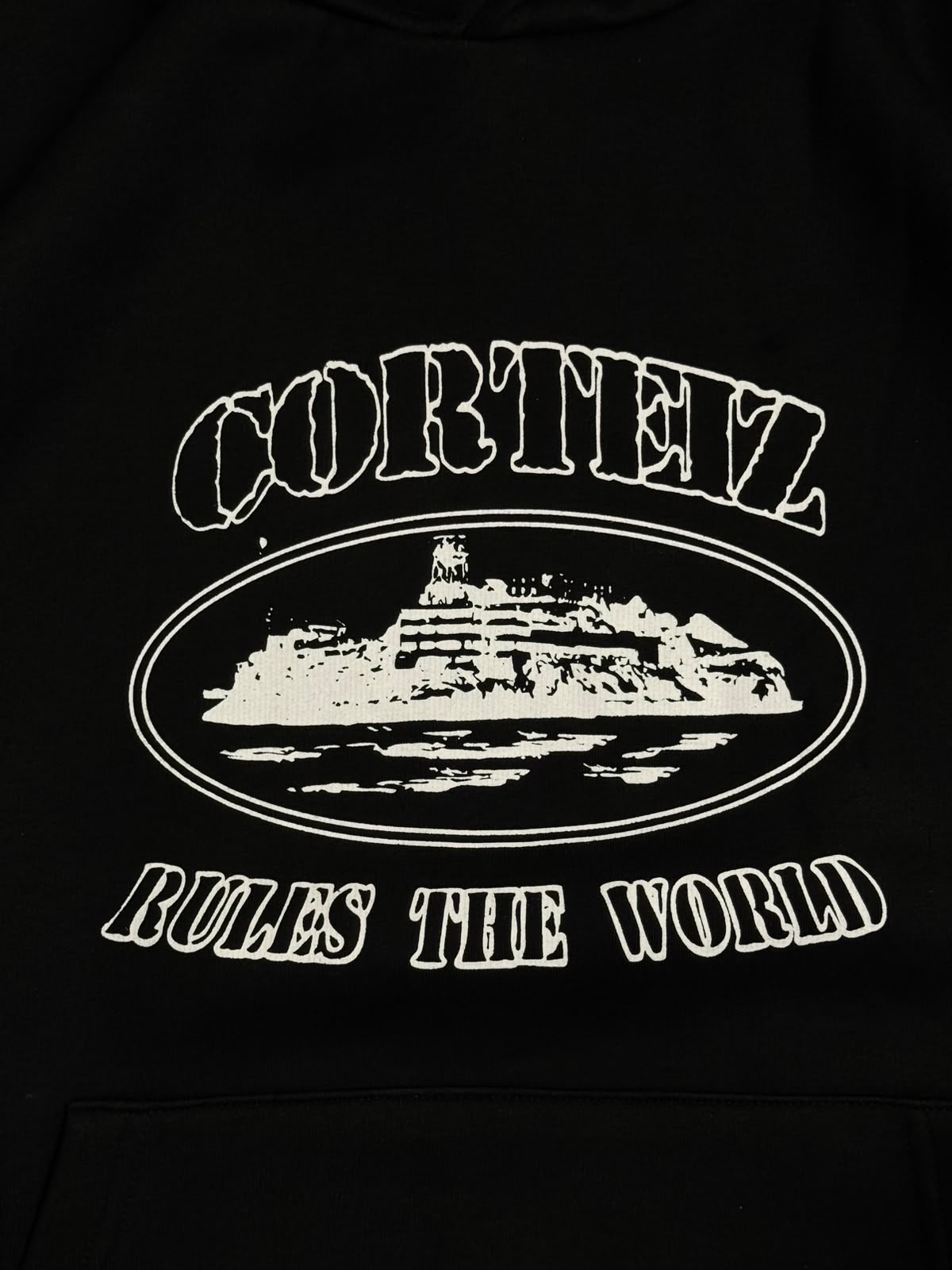 MOLETOM CANGURU CORTEIZ RULES THE WORLD - PRETO