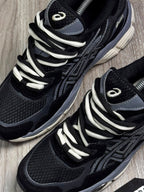 TÊNIS ASICS GEL NYC - PRETO E BEGE