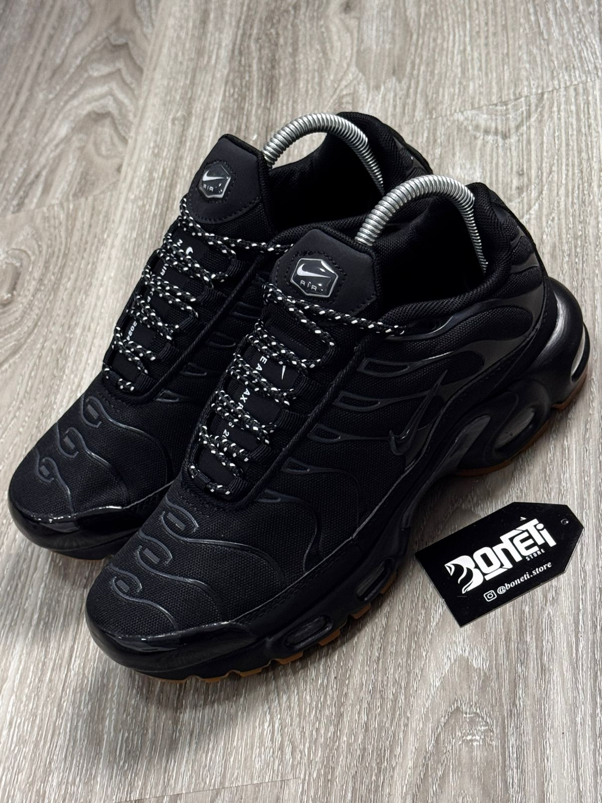 TÊNIS NK AIR MAX PLUS TN - BLACK GUM