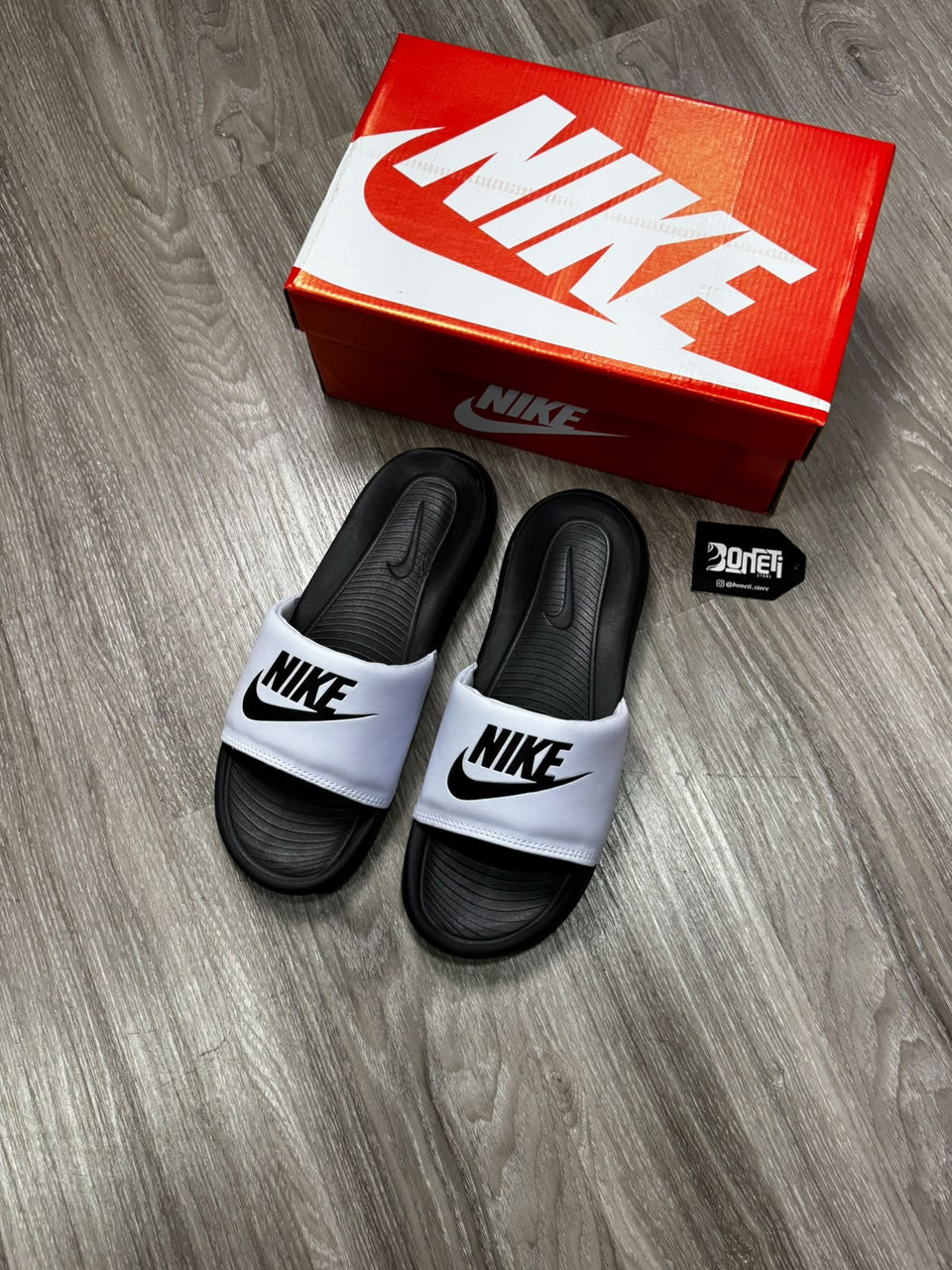 CHINELO SLIDE NK VICTORI - BLACK WHITE