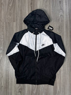 CORTA VENTO NK WINDRUNNER - PRETO/BRANCO