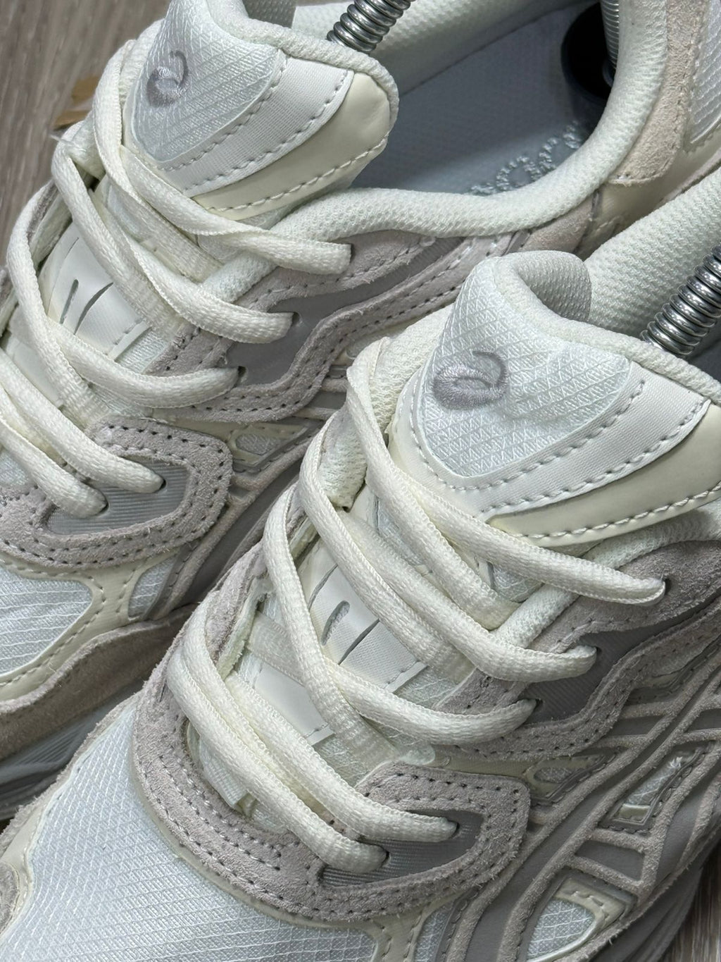 TÊNIS ASICS GEL NYC - BEGE
